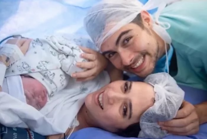 Tatá Werneck com Rafael Vitti e a filha do casa, Clara Maria