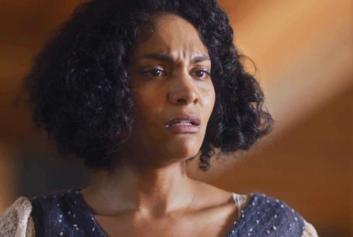 Shirley (Barbara Reis) conta para Afonso (Cássio Gabus Mendes) que ainda ama João Aranha (Caco Ciocler), em 'Éramos Seis'