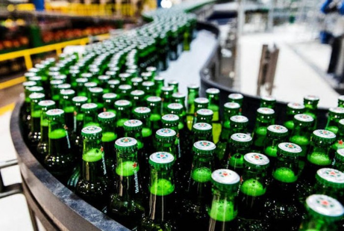 Heineken anunciou que deixar&aacute; de produzir e de vender sua cerveja na R&uacute;ssia