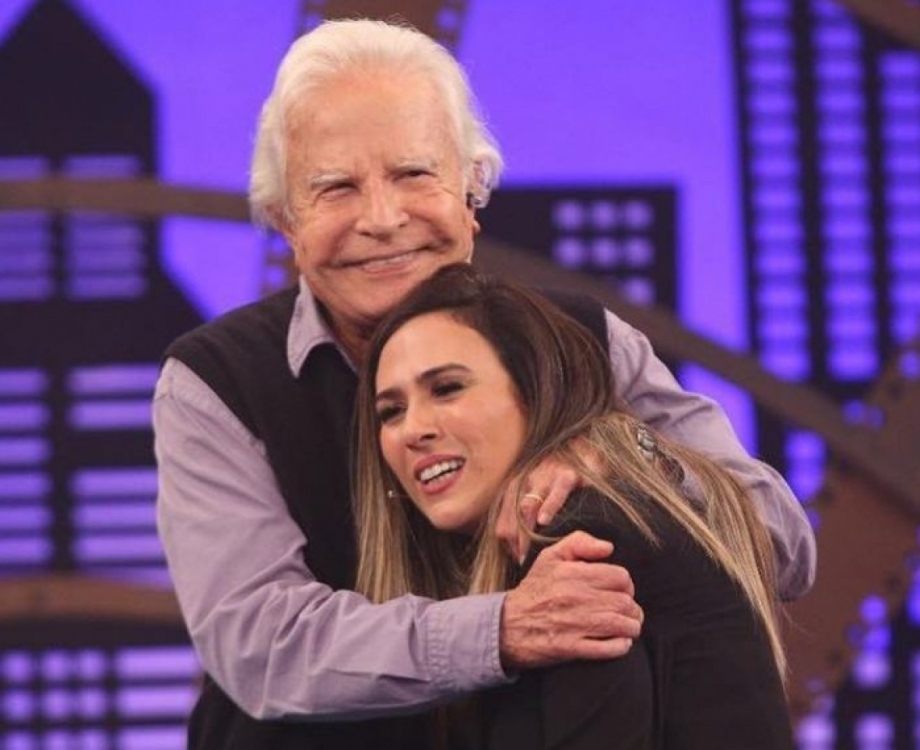 Cid Moreira brinca com Tatá Werneck
