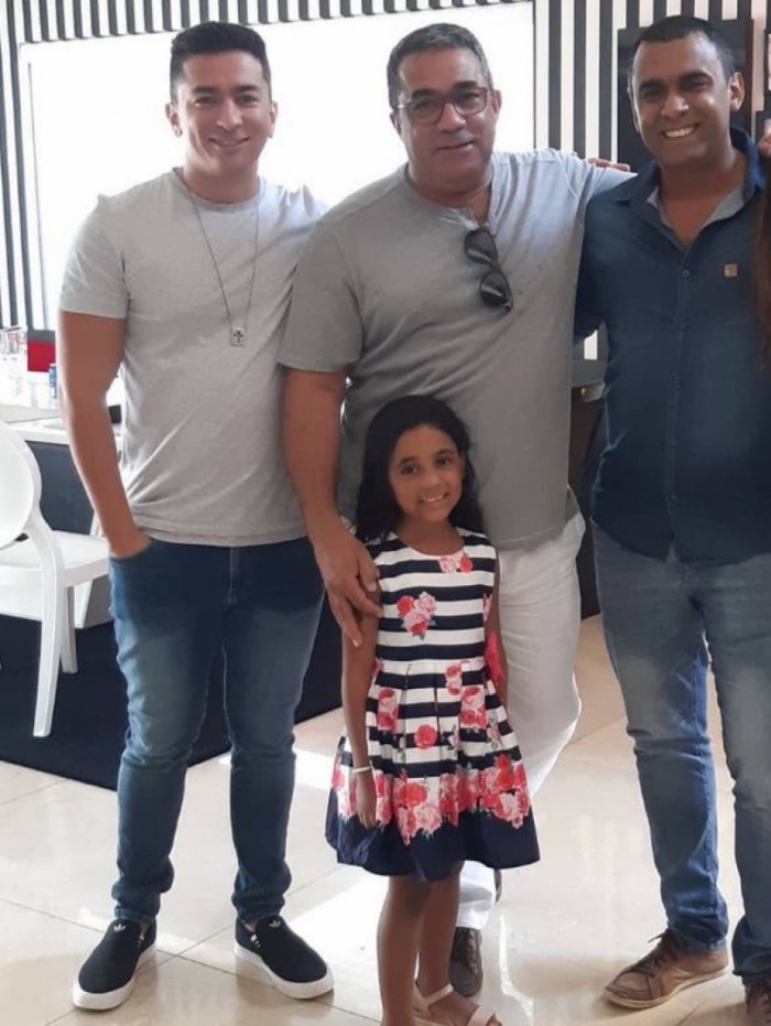 Anitta conhece 'novo' irmão e sobrinha