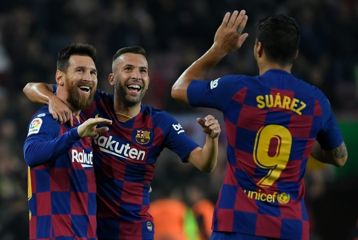 Barcelona's Argentine forward Lionel Messi (L) celebrates his goal with Barcelona's Spanish defender Jordi Alba and Barcelona's Uruguayan forward Luis Suarez during the Spanish league football match between FC Barcelona and Real Valladolid FC at the Camp Nou stadium in Barcelona on October 29, 2019. (Photo by LLUIS GENE / AFP)