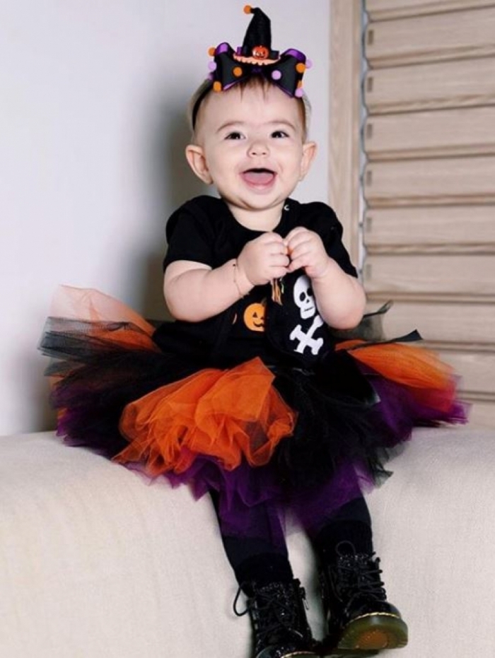 Zoe aparece vestida de bruxinha em seu aniversário de 11 meses