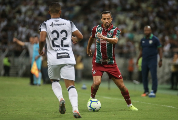 Nenê parte com a bola dominada: o meia errou quase tudo 