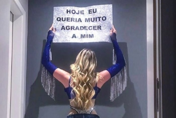 Dani Calabresa fantasiada de Anitta