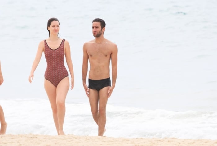Nathalia Dill pega a praia no Leblon zona sul do Rio de Janeiro