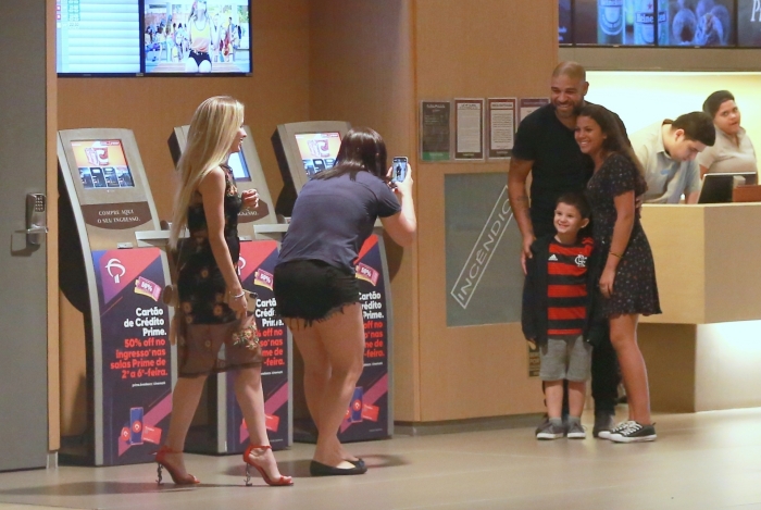 Adriano Imperador curte cinema com amigos e suposta namorada