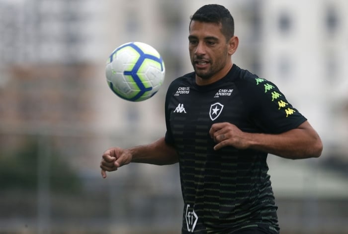 Diego Souza reaparece entre os titulares do Fogão após três partidas
