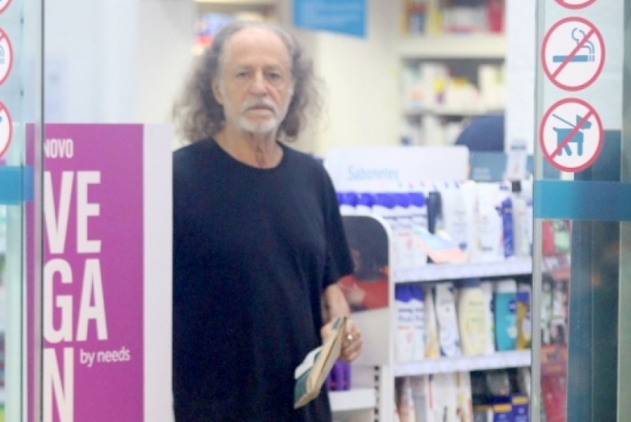 Alceu Valença vai à farmácia no Leblon 