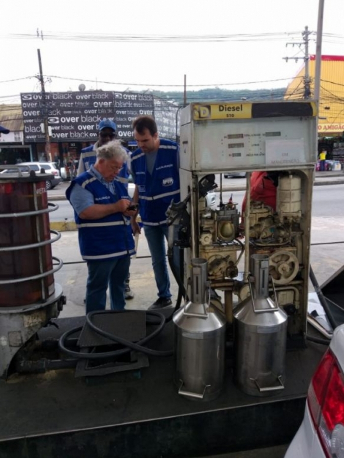 Estabelecimento teve todas as oito bombas de combust&iacute;veis interditadas e placas CPU apreendidas 