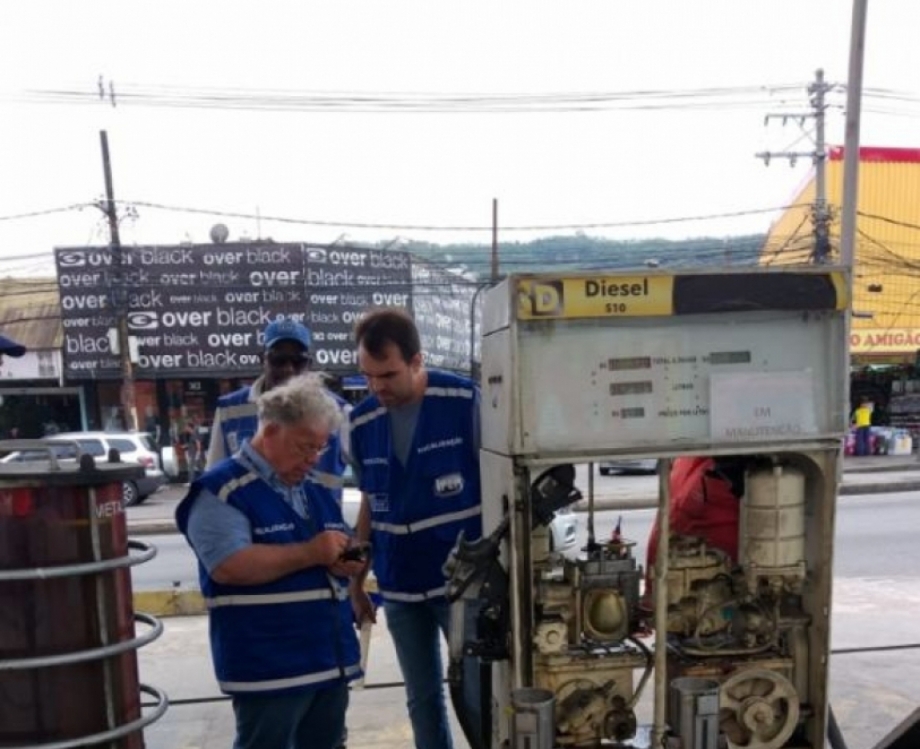 Estabelecimento teve todas as oito bombas de combust&iacute;veis interditadas e placas CPU apreendidas 