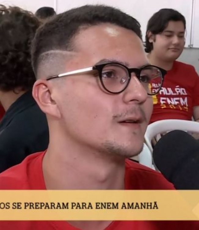 Estudante protesta contra Bolsonaro em 'É de Casa' - Reprodução / TV Globo