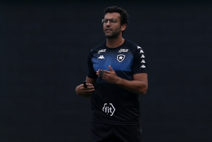 Desde que assumiu o alvinegro, Valentim tem apenas uma vitória
