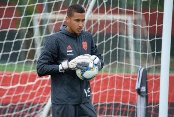 Gabriel Batista em ação durante treinamento do Flamengo