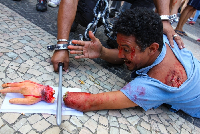 Zombie Walk agita praia de Copacabana. Veja fotos!