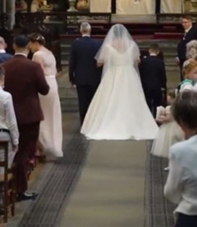 Mulher cadeirante emociona ao entrar andando em casamento - Reprodução