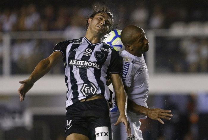 Marcinho (E) sobe vendido num lance: mal como todo o time