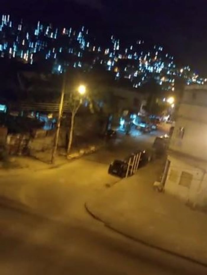 Morro do Juramento durante tiroteio, na noite deste sábado. PM foi impedir baile funk e um policial acabou baleado
