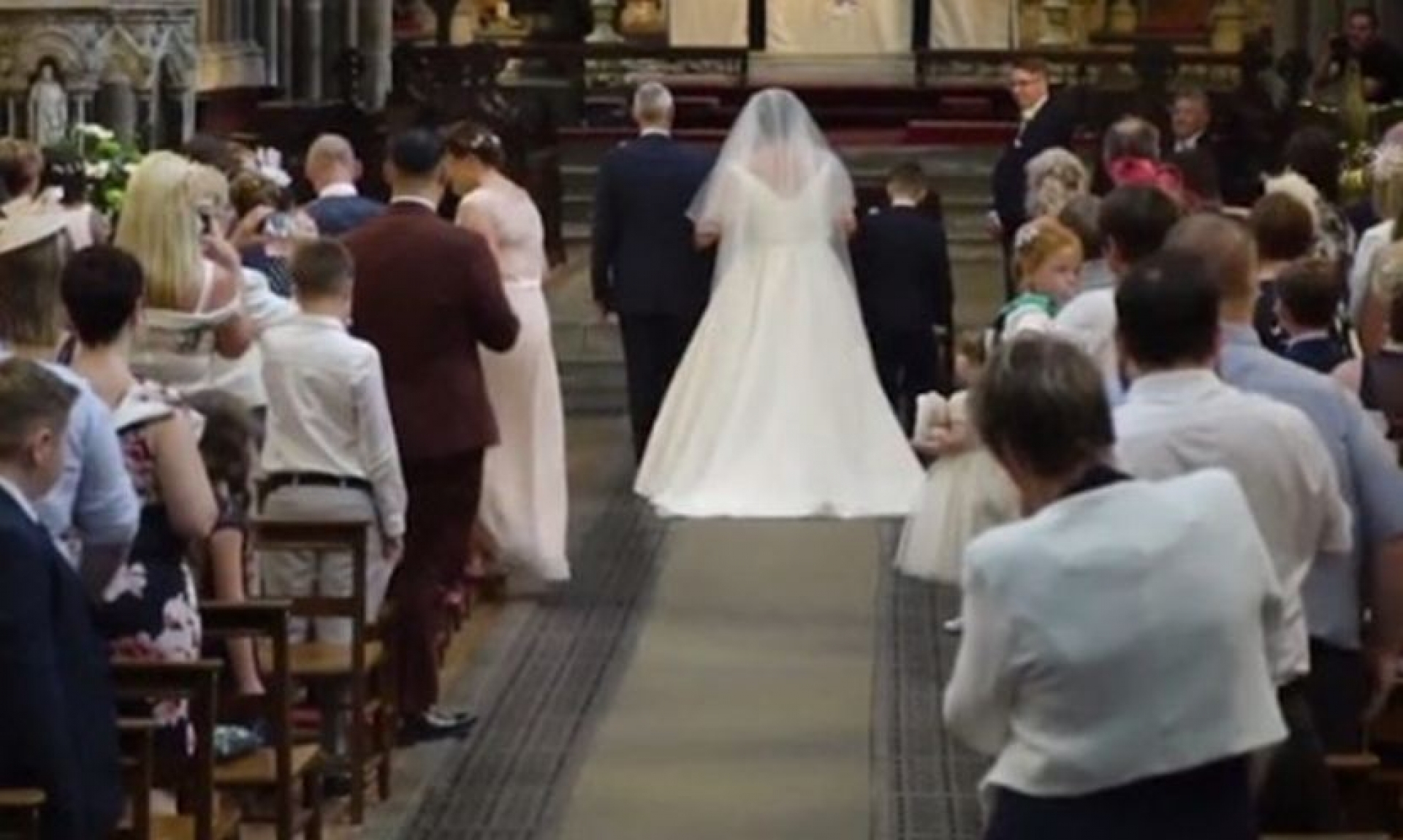 Mulher cadeirante emociona ao entrar andando em casamento