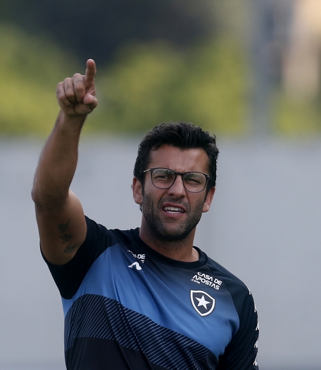 O técnico Alberto Valentim tenta motivar o grupo nesta reta final de Brasileirão