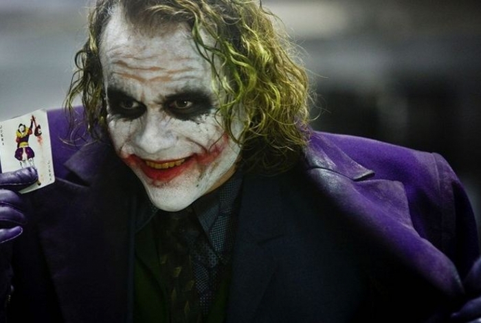 Coringa, interpretado por Heath Ledger