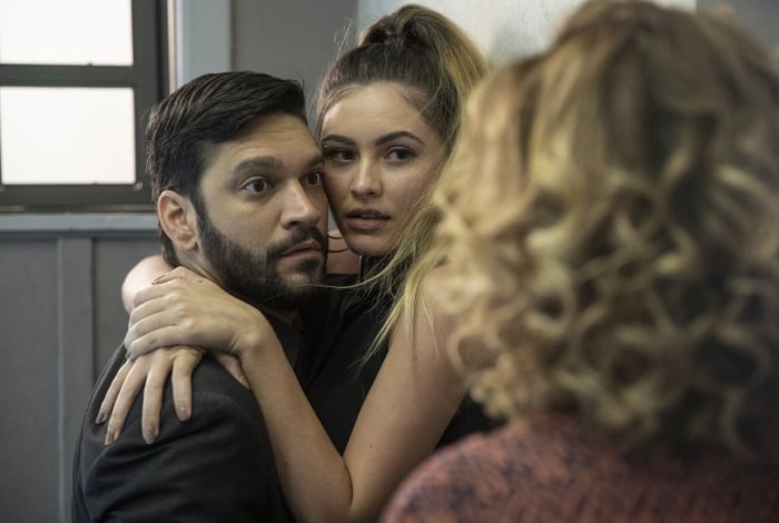 Eugênia flagra Diogo beijando Jeniffer em cabine da sua loja e o pressiona a contar tudo para Nana