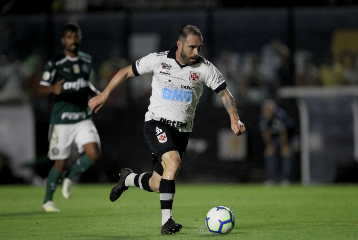 Bruno César tenta levar ao Vasco ao ataque contra o Palmeiras