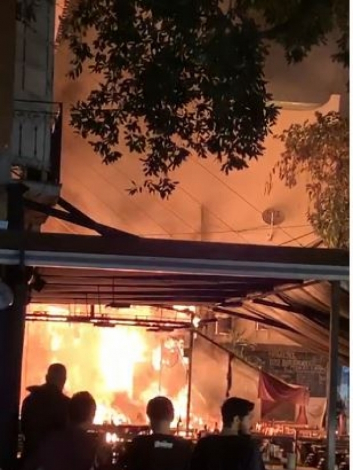 Curiosos observam as chamas
