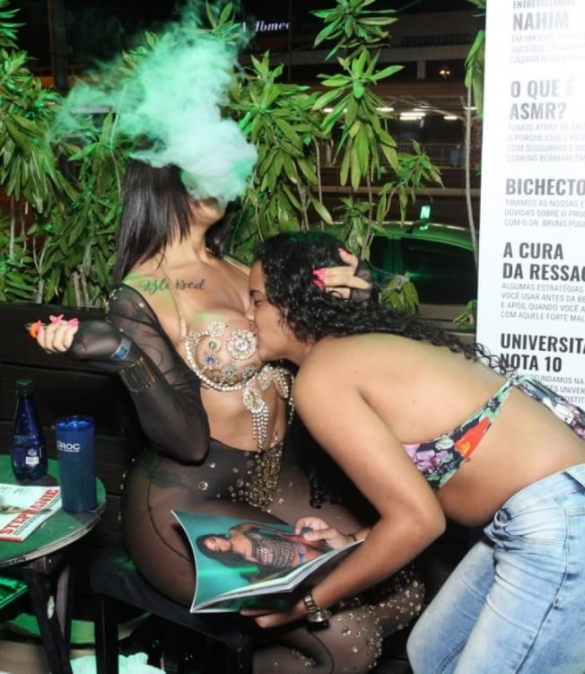 Stephanie Silveira realiza desejos de fãs em lançamento de revista