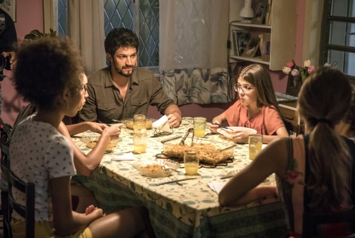 Marcos (Romulo Estrela) e Sofia (Valentina Vieira) jantam na casa de Paloma (Grazi Massafera), em 'Bom Sucesso'