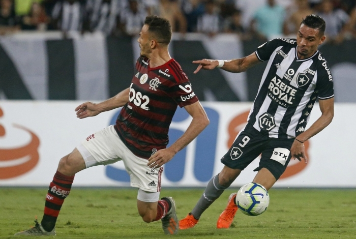 Luis Fernando dribla Renê em um bom ataque do Botafogo