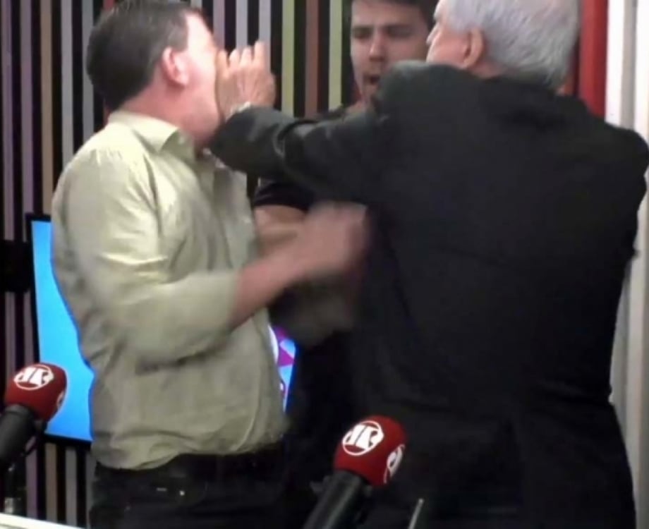 Jornalistas sa&iacute;ram no tapa durante o programa