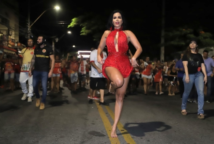 Rainha do povo! De pés no chão Raissa Machado brilha em primeiro ensaio de Rua da Viradouro