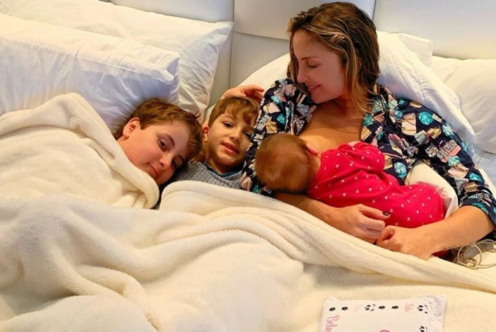 Claudia Leitte posa com os filhos