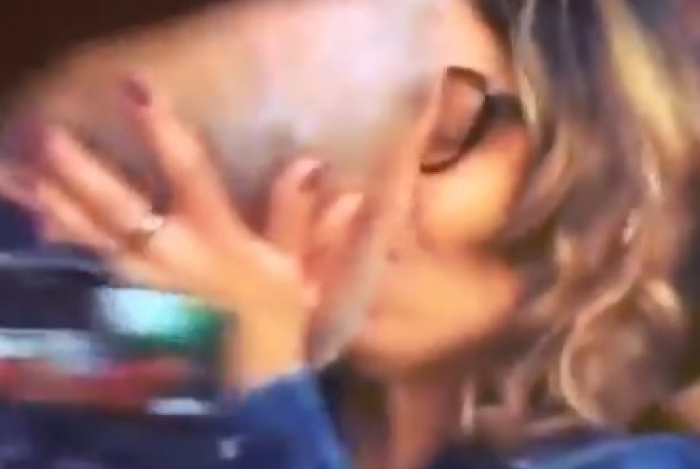 SÃ³ love! Lula beija namorada ao sair da cadeia