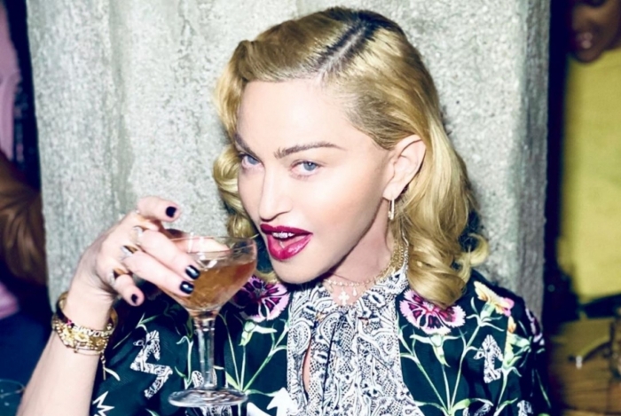 Madonna exibe seios pela web