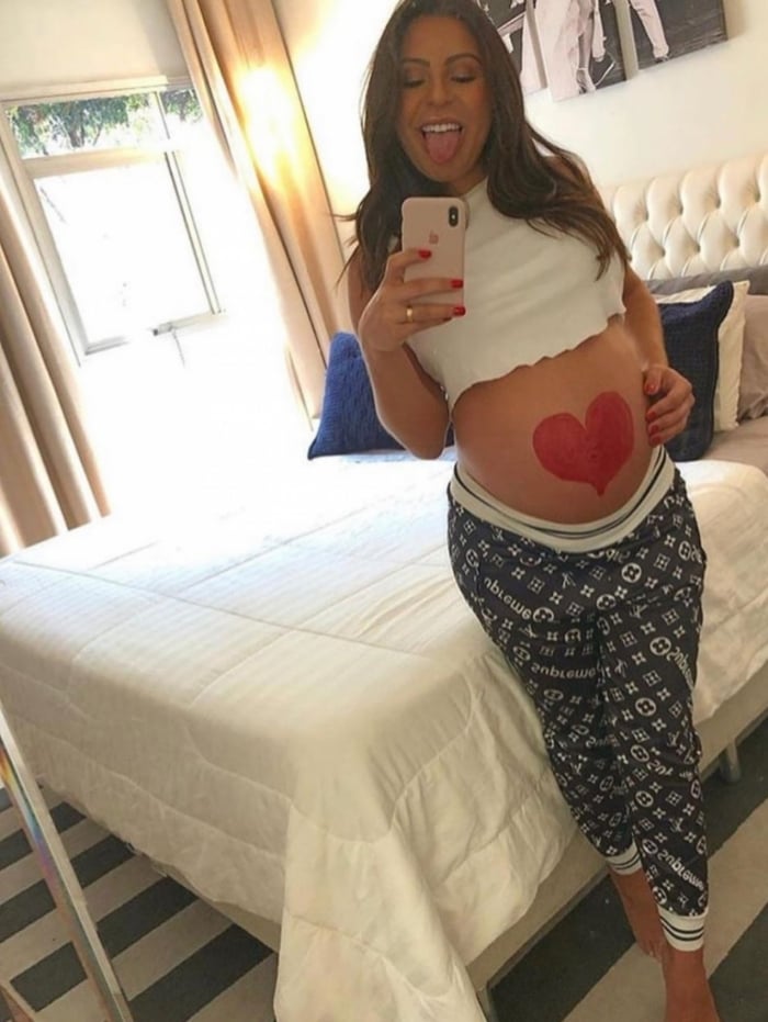 Andressa exibe o barrigão de oito meses 