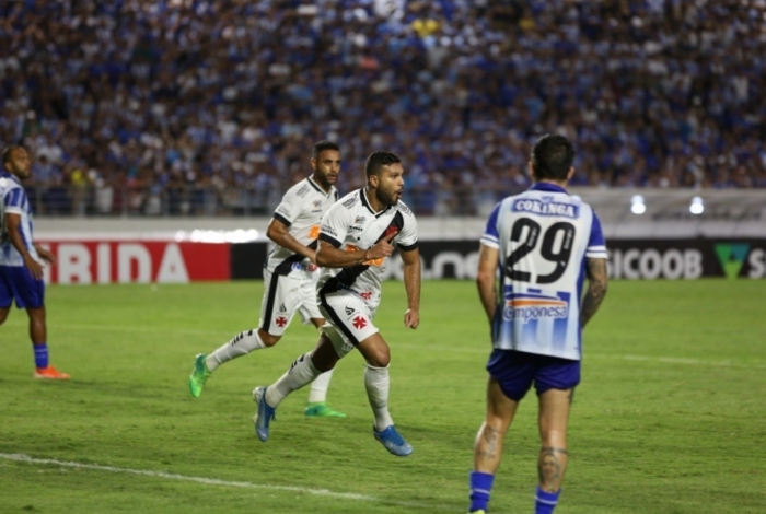 O zagueiro Oswaldo Henríquez corre para festejar o segundo gol do Vasco: atuação segura em Maceió