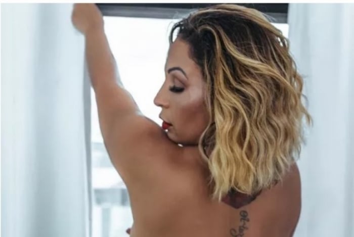 Valesca Popozuda posa só de calcinha fio-dental