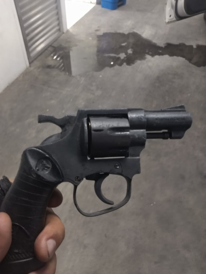 O revólver apreendido com os criminosos