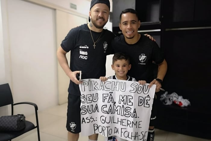 Rossi (E) e Pikachu realizam o sonho do pequeno Guilherme