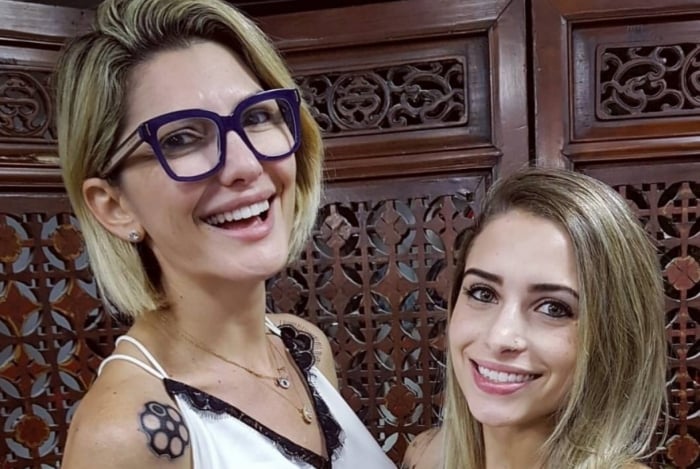 Antonia Fontenelle e sua tatuadora