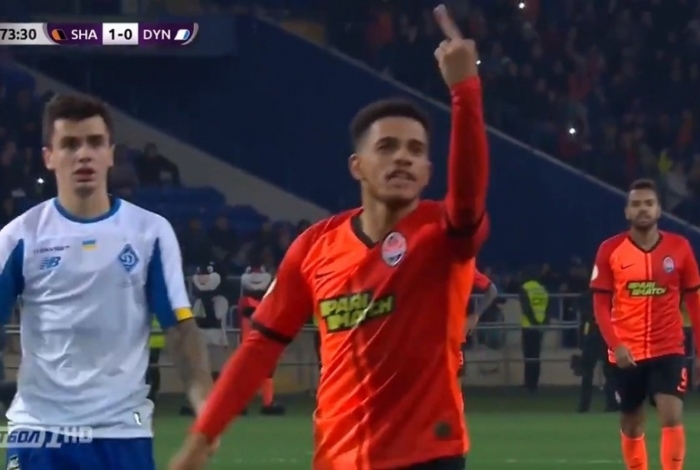 Taison mostrou o dedo do meio para a torcida do Dínamo