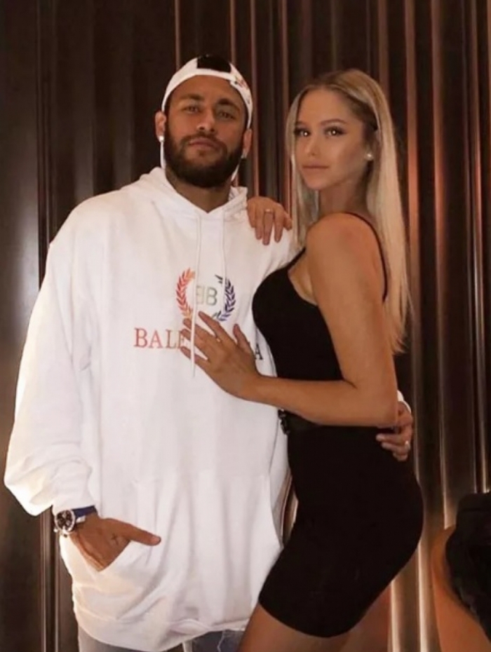  Neymar posa agarradinho com a modelo Noa Sáez