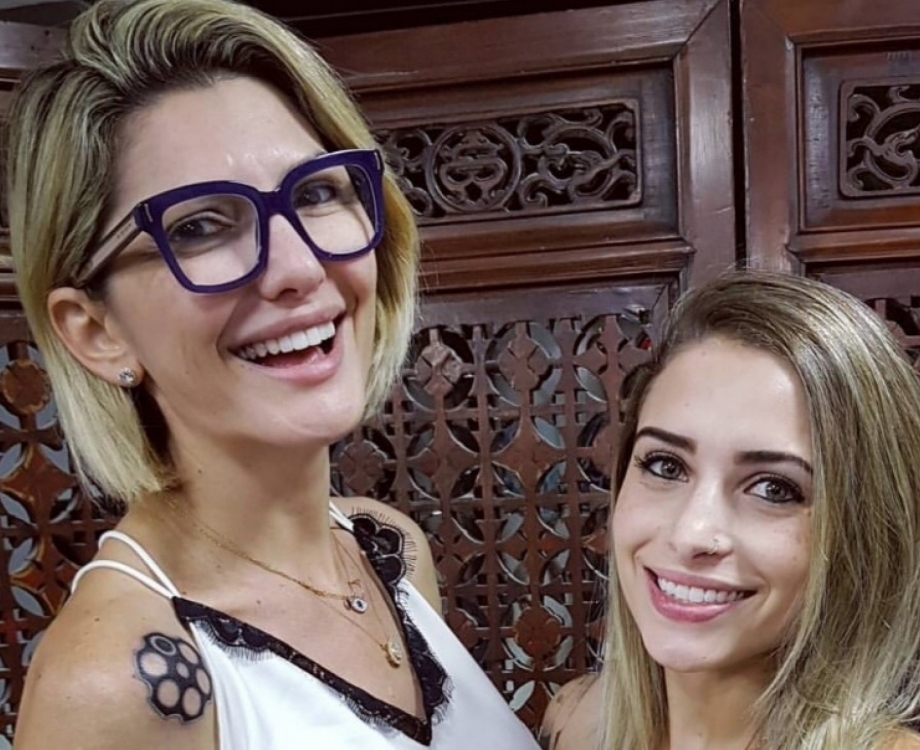 Antonia Fontenelle e sua tatuadora