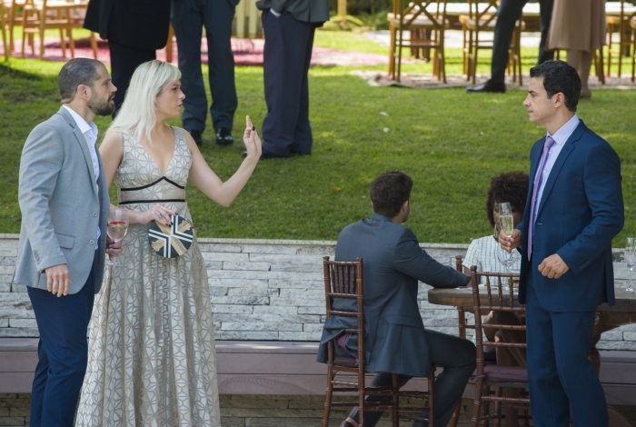 Kim vai ao casamento acompanhada de Paixão e discute com Márcio
