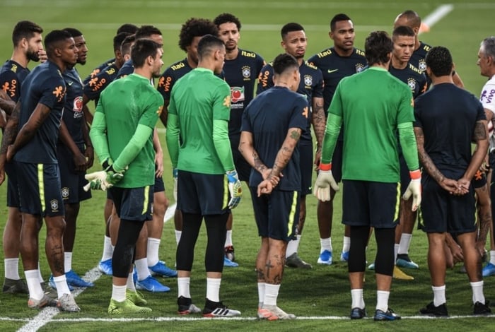 Tite conversou com o grupo antes do treinamento