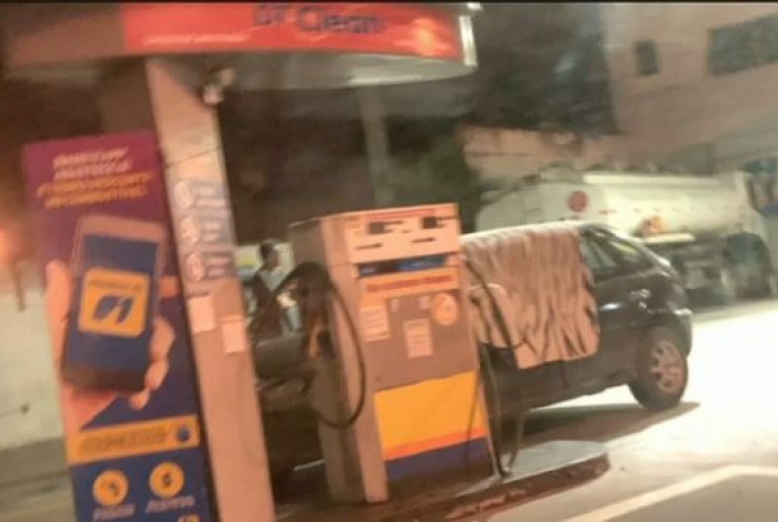 Dois comparsas abandonaram o cadáver no carro e fugiram a pé
