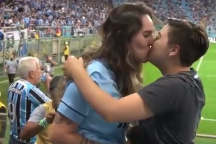 Torcedoras comemoram o amor durante o jogo entre  GrÃÂªmio X Internacional