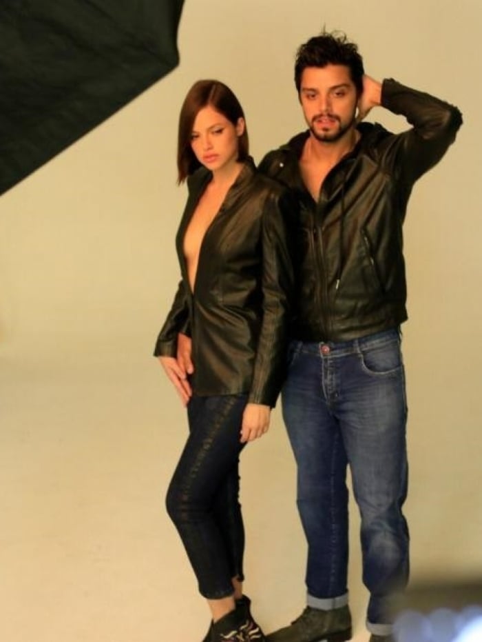 Agatha Moreira e Rodrigo Simas posam juntos em campanha.